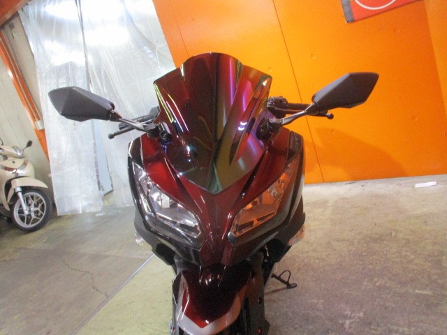 フロントから見てもこの通り状態グッド！スクリーンも社外品のスモークスクリーンにカスタム済みですよ！